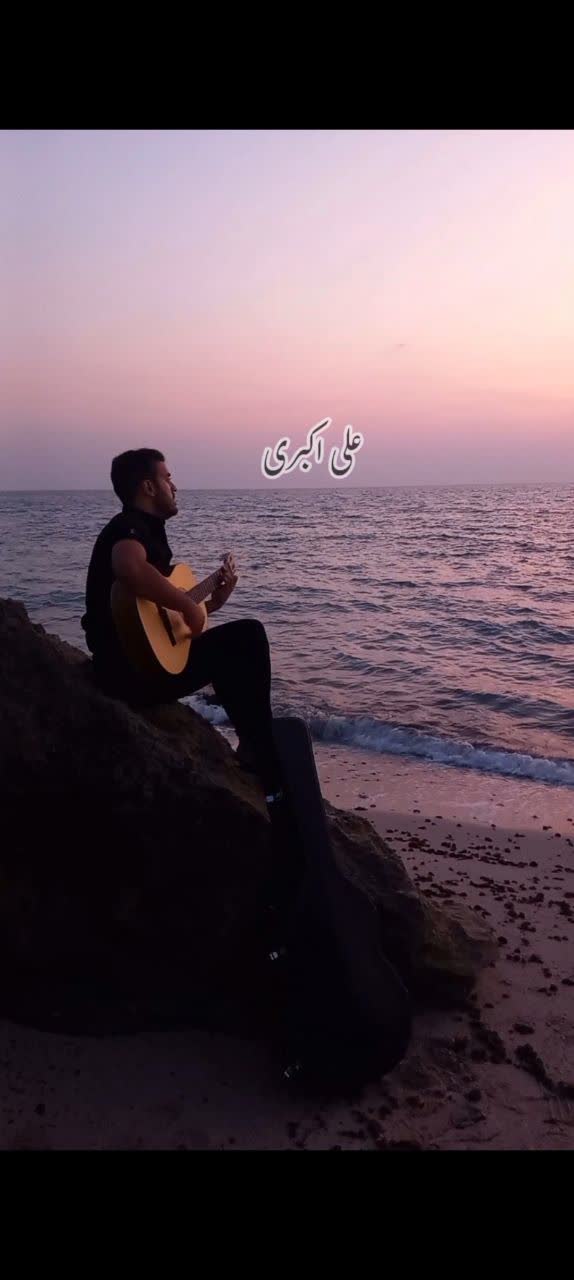 مدرس گیتار  علی اکبری دارای مدرک کارت صلاحیت تدریس